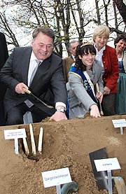 Spargelanstich 2012:Minister Helmut Brunner, Spargelkönigin Daniela I. (©Foto:MartiN Schmitz)